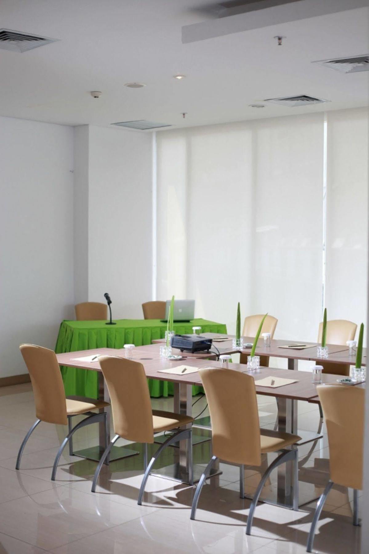 Whiz Hotel Cikini ג'קרטה מראה חיצוני תמונה